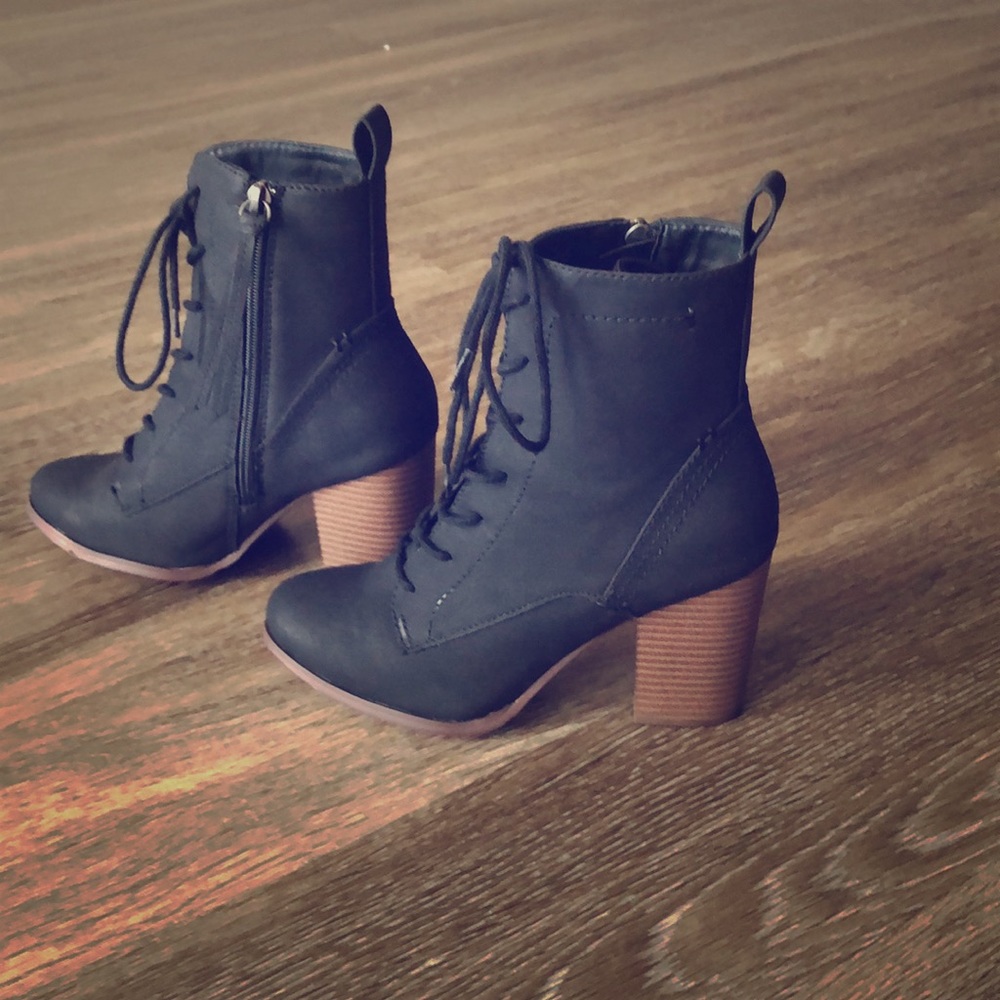 💕XOXO FRANCESCA’S HIKER BOOTS/CHECK DESCRIPTION💕